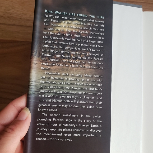 Fragments - Second book in the partials series - Picture 2 of 2